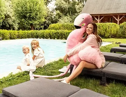 Dideli pliušiniai flamingai